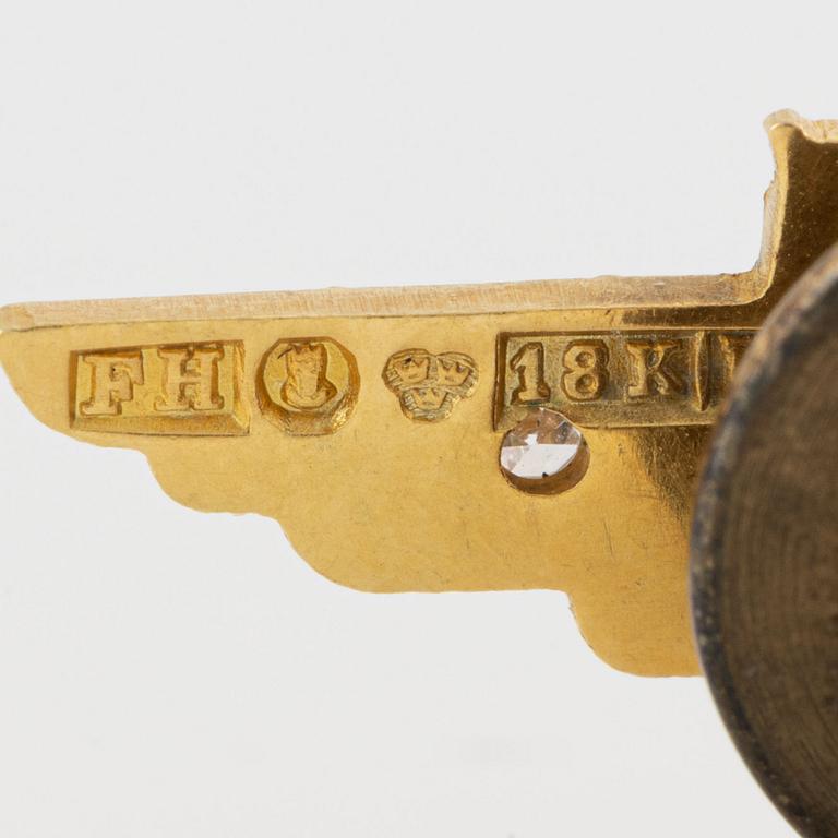 Pin, 18K guld med emalj och diamanter, SAS. Manschettknappar, Sporrong & Co, förgylld metall medföljer.