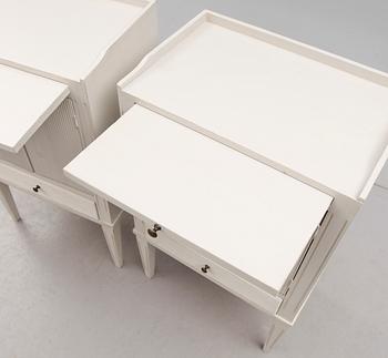 SÄNGBORD, 1 par, gustaviansk stil, 1900-talets andra hälft.