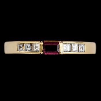 RING, 18 k guld, rubin och baguettslipade diamanter.