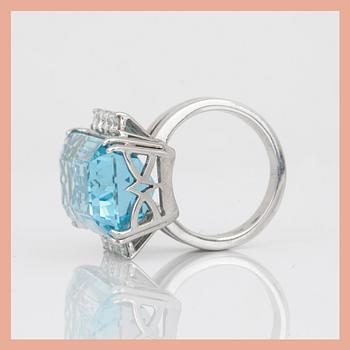 RING, 18K vitguld med trappslipad akvamarin, ca 21,11 ct samt diamanter, tot ca 0,80 ct. Total vikt ca 15,76 g.