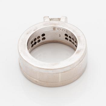 Rolf Karlsson, Three rings, 18K white gold with princess-cut and brilliant-cut diamonds, and two band rings.