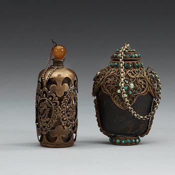 SNUSFLASKOR, två stycken, metall och stenar. Qing dynastin, sent 1800-tal.