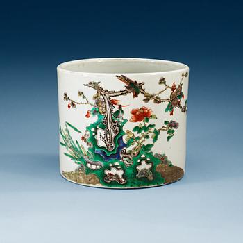 1422. A famille verte brush pot, Qing dynasty.