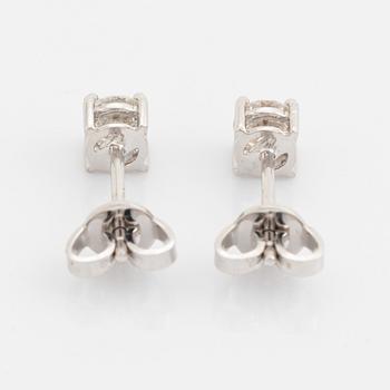 Örhängen med briljantslipade diamanter.