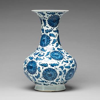 954. A blue and white vase, Qing dynasty (1644-1912).