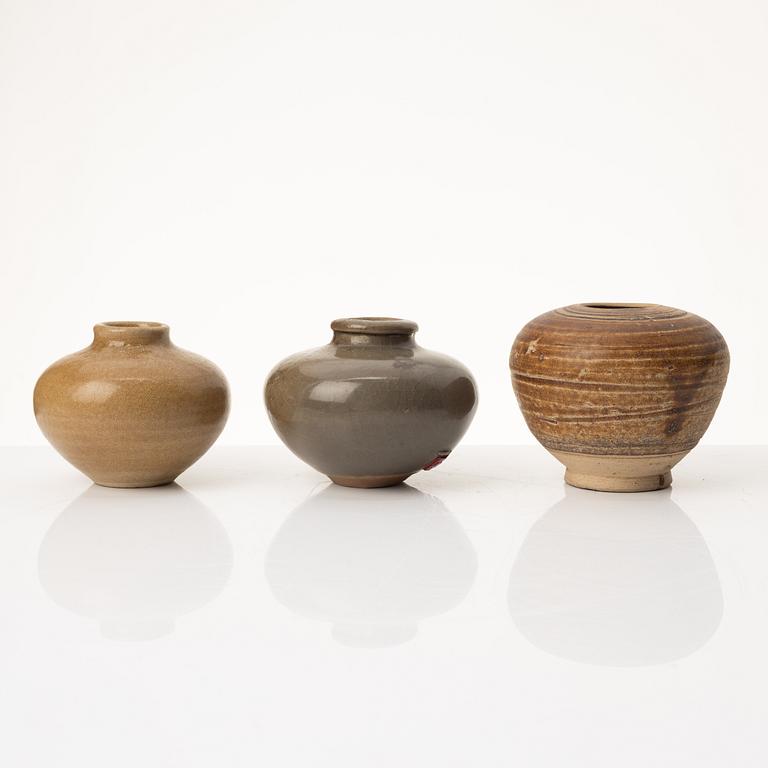 Krukor, två stycken, vaser, två stycken, skål och kanna, Mingdynastin (1368-1644.