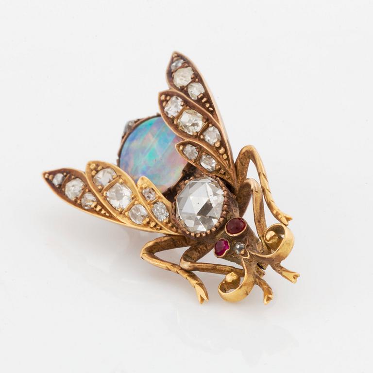 An 18K gold and opal brooch set with rose- and old-cut diamonds.