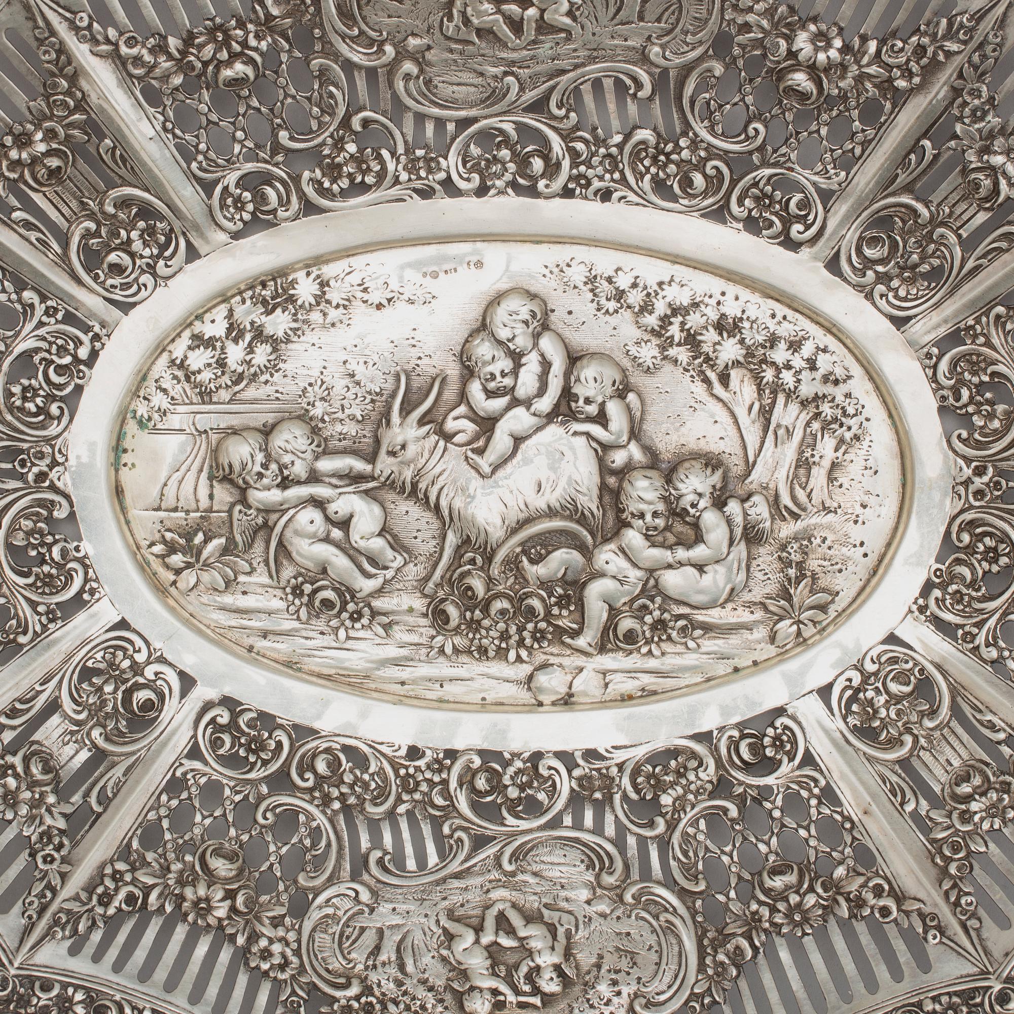 GALLERFAT, silver, Tyskland med svenska imporstämplar, omkring sekelskiftet 1900. Vikt ca 562g.