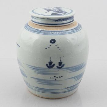 A blue and white porcelain ginger jar with cover, Qing dynasty, 19th century.