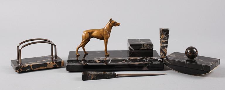 SKRIVBORDSGARNITYR, 5 delar. Marmor. 1900-talets första hälft.