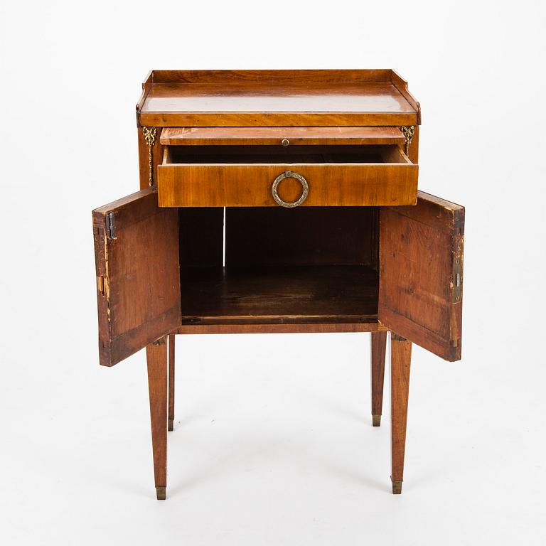 POTTSKÅP, gustaviansk, 1700-talets slut.