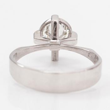 An 18K white gold ring with a ca. 1.10 ct diamond. Luolavuoren Kulta, Turku 1966. With certificate from Kultasarvi.