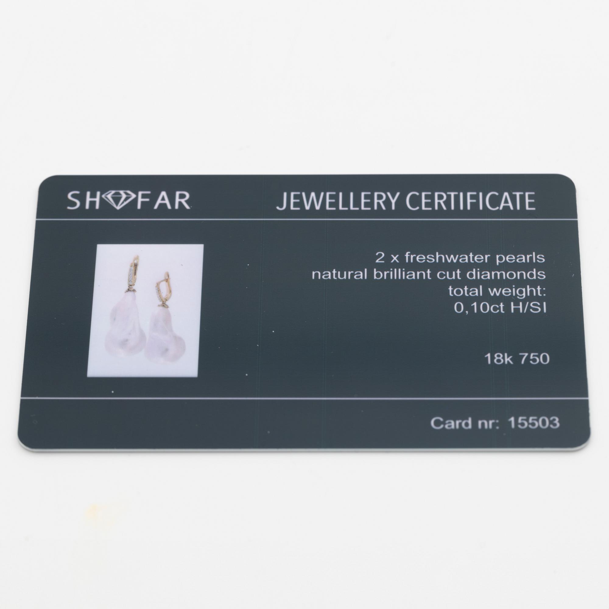 A pair of earrings in 18K gold with cultured baroque freshwater pearls and round brilliant-cut diamonds.