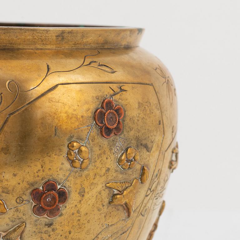 Ytterfoder, brons, Japan, Meiji (1868-1912).