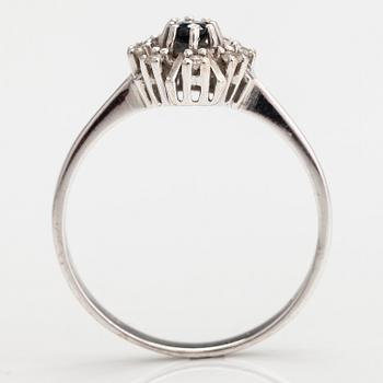 A 14K white gold ring with a sapphire and diamonds ca. 0.08 ct in total. Import marked Mauri Hyvärinen, 1986.