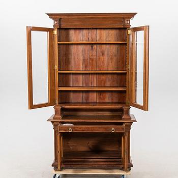 An oak bookcase around 1900.