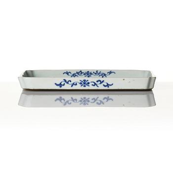 A blue and white dragon tray, Qing dynasty, 19th century.