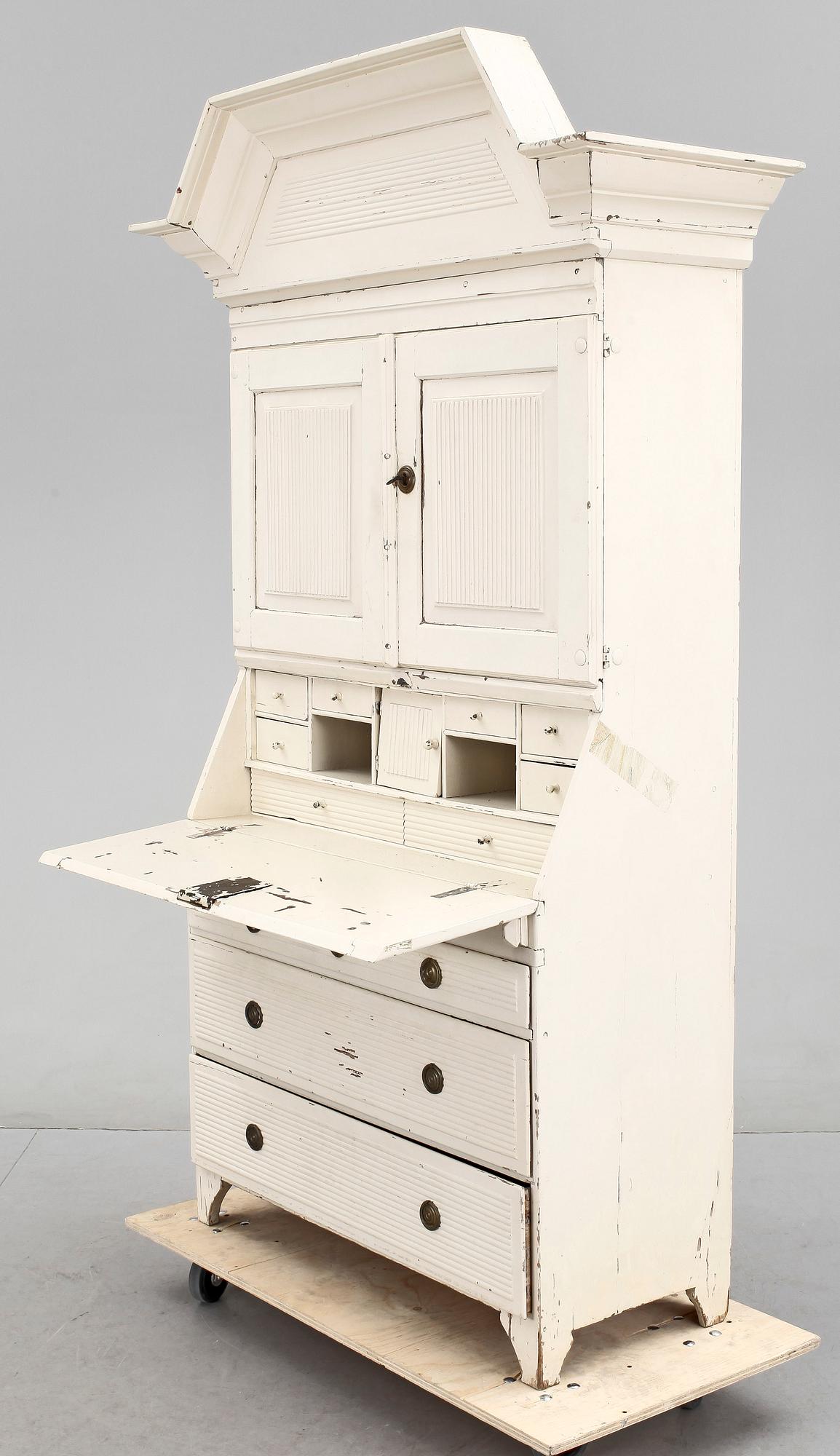 KRONSKÅP, gustavianskt provinsarbete, omkring 1800.