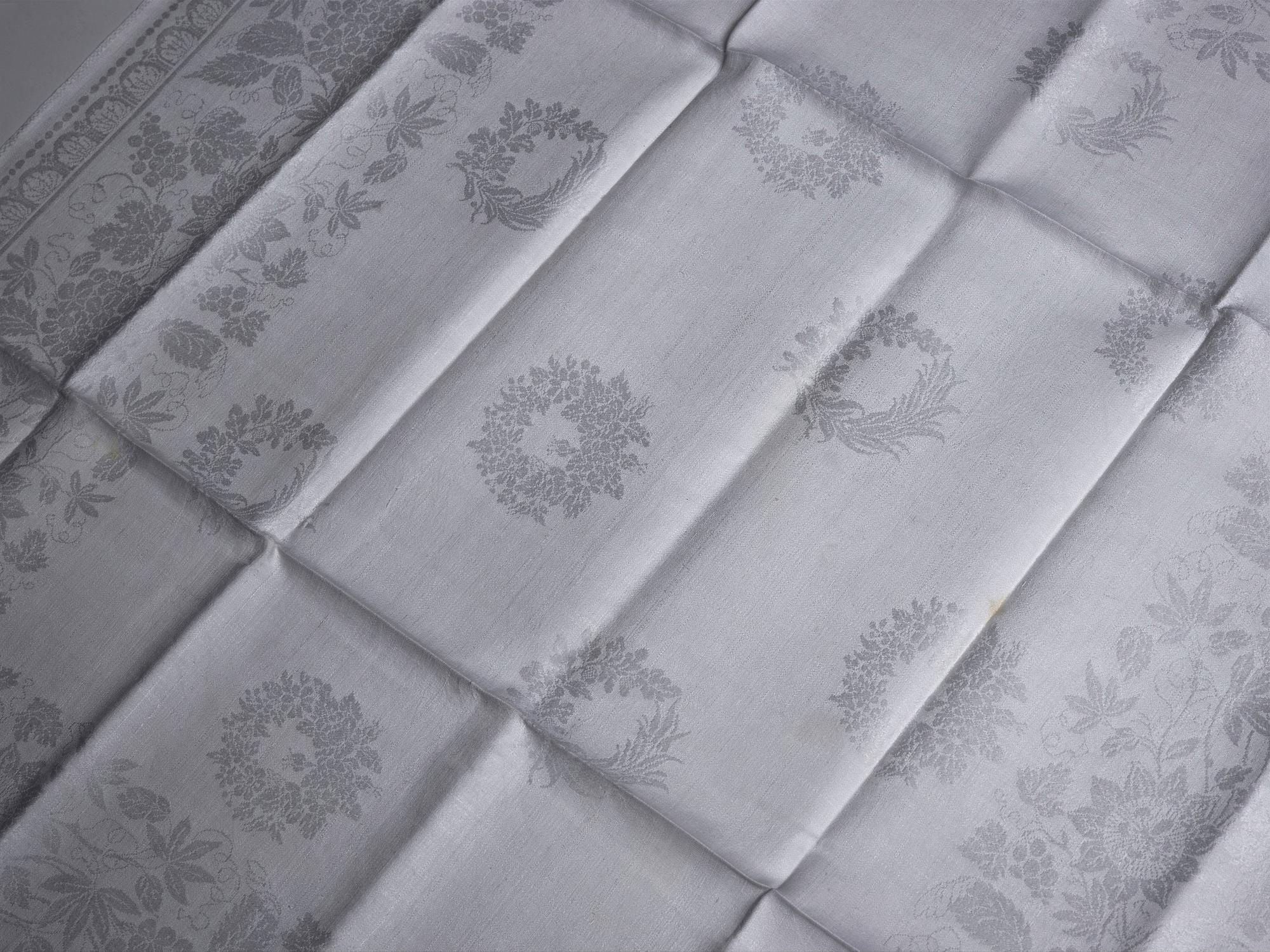 A TABLE CLOTH AND NAPKINS, 20 pieces. Linen damask. Sweden, the second half of the 19th century.