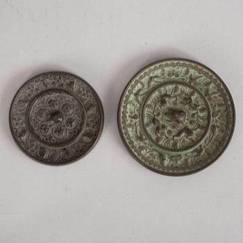 SPEGLAR, två stycken, brons. Tangdynastin (618-907).