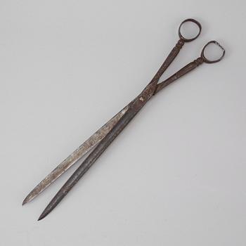 AN 18TH CENTURY CAST IRON PAIR OF SCISSORS.