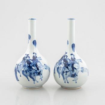 A pair of blue and white porcelain vases, China, Qing dynasty, 19th century.