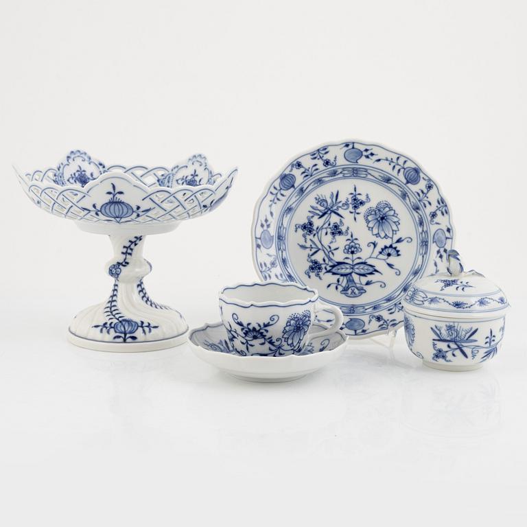 A 17-piece porcelain coffee set, "Zwiebelmuster", Meissen, Germany.