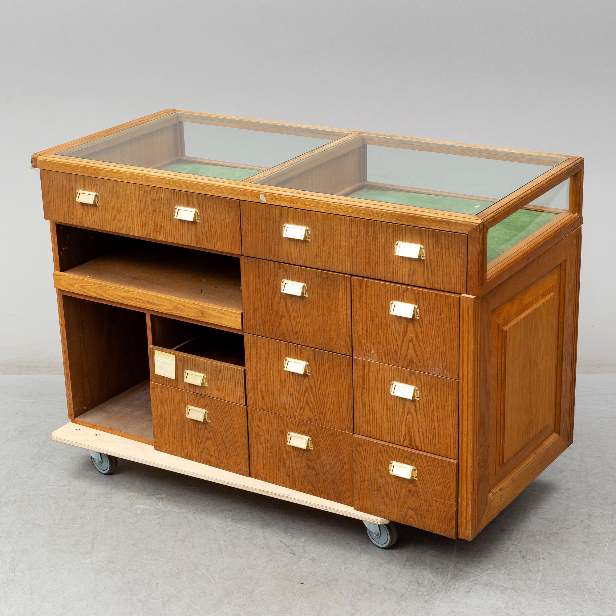 A mid 20th Century chest of drawers.