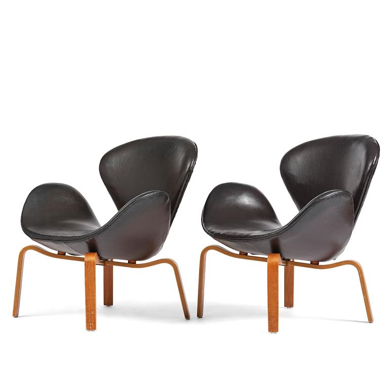 Arne Jacobsen, a pair of "Swan" armchairs, Fritz Hansen, Denmark, 1960s.