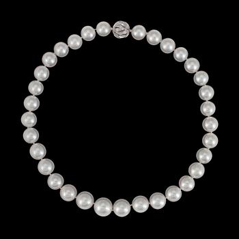 1017. COLLIER, odlade South sea pärlor, 14,9-12,2 mm, med kullås med briljantslipade diamanter, tot. ca 1.20 ct.
