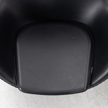 Arne Jacobsen, fåtölj med fotpall, "Ägget", Fritz Hansen, Danmark, 2022.
