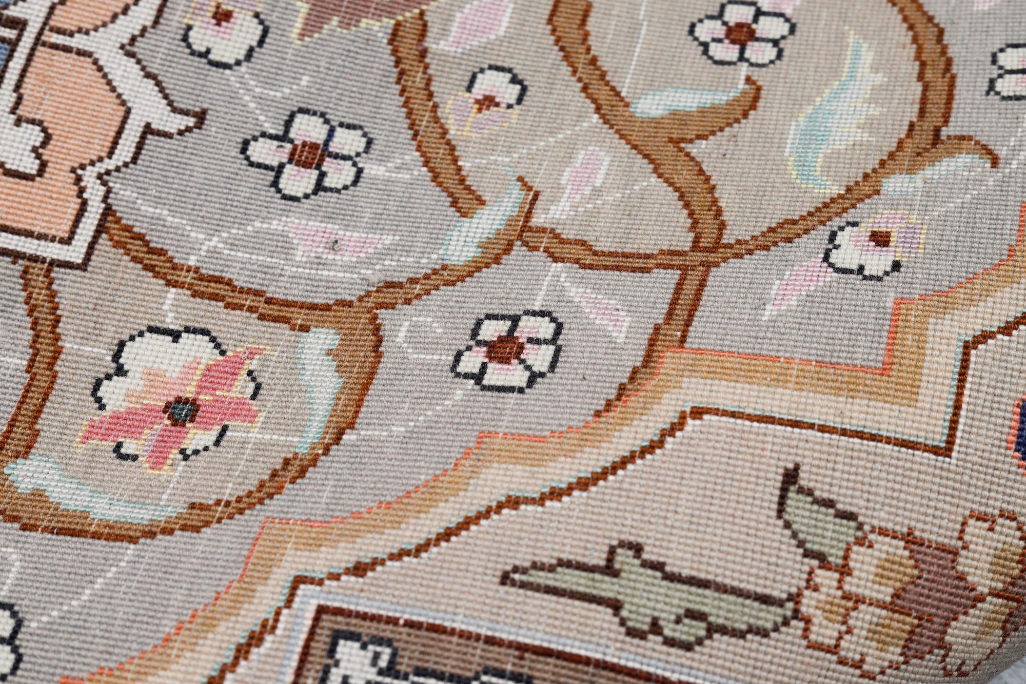 A carpet, Tabriz, figural, part silk, figural, ca 208 x 164 cm.