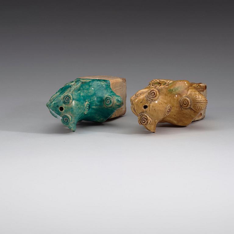 RÖKELSEHÅLLARE, två stycken, keramik. Ming dynastin (1368-1644).