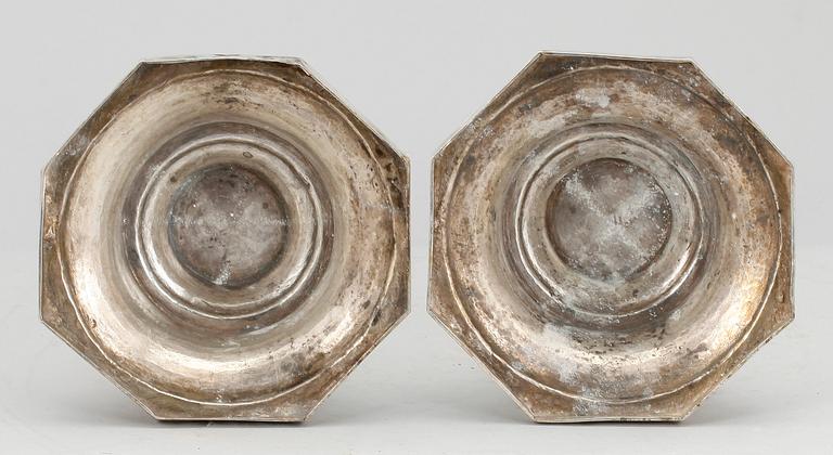 LJUSSTAKAR, ett par, silver, empire, troligen Tyskland, 1800-talets första hälft. Tot ca 737 gram.