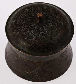 ASK MED LOCK. Brons. Orientalisk. 1900-tal.