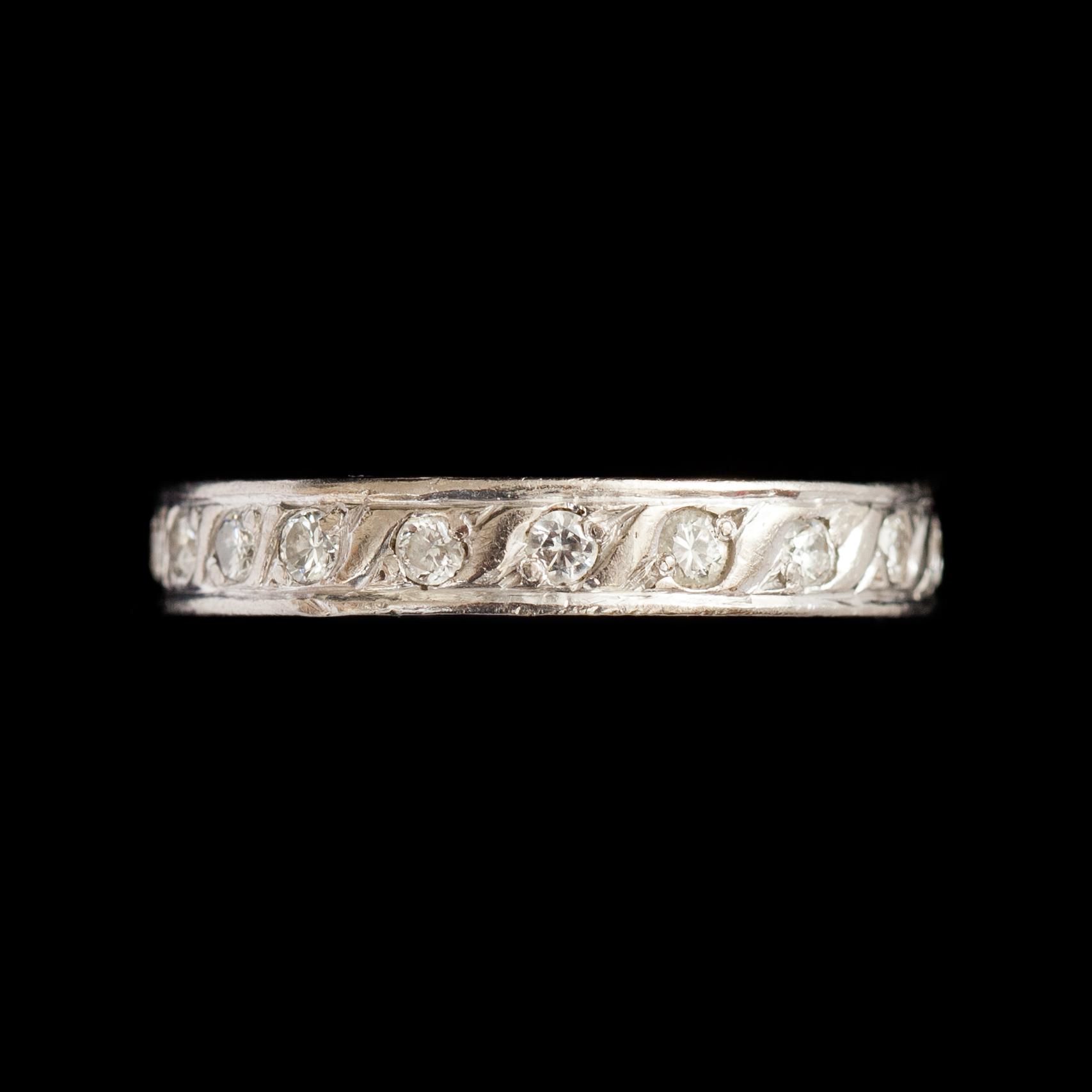 RING, 18k vitguld med briljantslipade diamanter, tot ca 0,40 ct. Malmö 1965. Vikt 4,6 g.