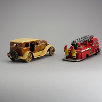 LEKSAKSBILAR, 2 st, plåt. Limousin, Tipp & Co, Tyskland ca 1930-tal. Brandbil, Linemar Toys, Junior Toy, ca 1950-tal.