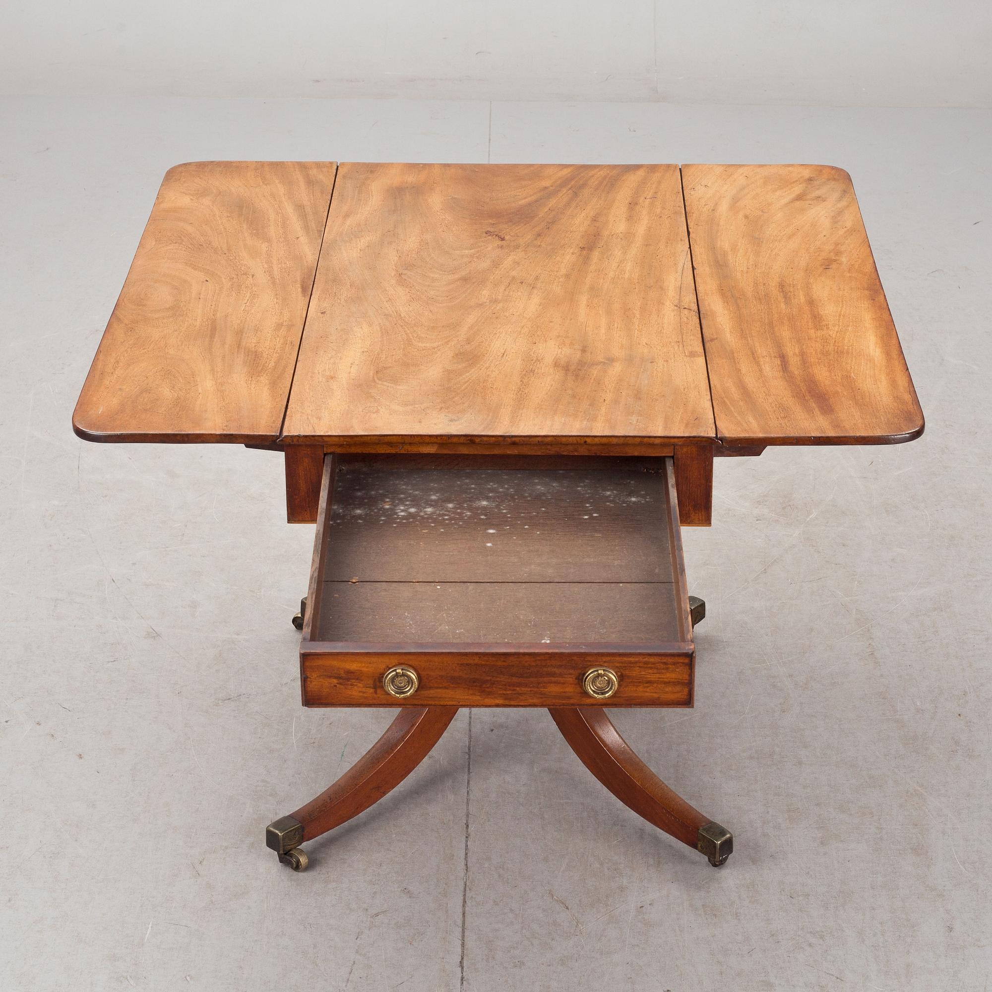 KLAFFBORD. England, 1800-talets första hälft.