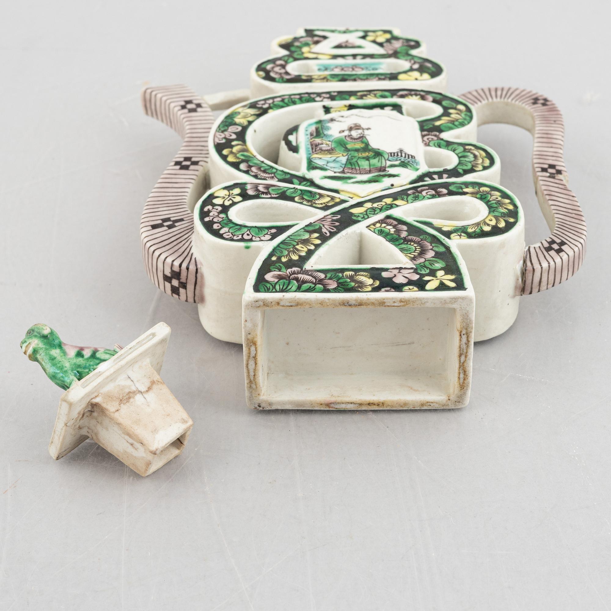 A biscuit porcelain wine pot, late Qing dynasty.