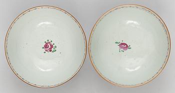 A pair of famille rose bowles, Qing dynasty 19th cent.