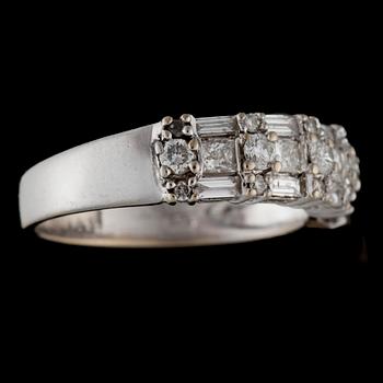 RING, 14K vitguld, briljant- baguette- och prinsesslipade diamanter. Vikt ca 3,8 g.