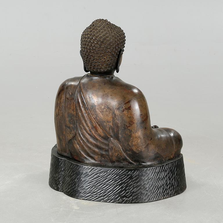 BUDDHASKULPTUR, patinerad brons och trä, Japan, 1900-tal.