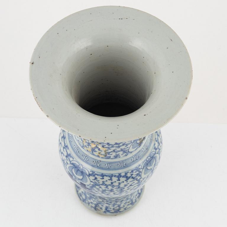 A porcelain vase, China, late 19th Century.