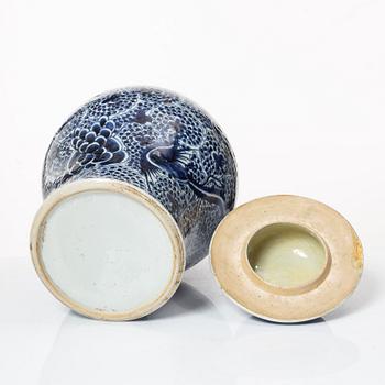 Urna med lock, porslin. Qingdynastin, 1700-tal.