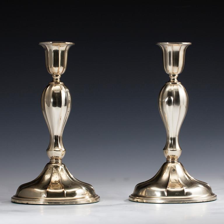 LJUSSTAKAR, ett par, förgyllt silver, svenska kontrollstämplar 1900-talets slut.