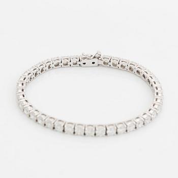 An 18K white gold bracelet set with round brillliant-cut diamonds.