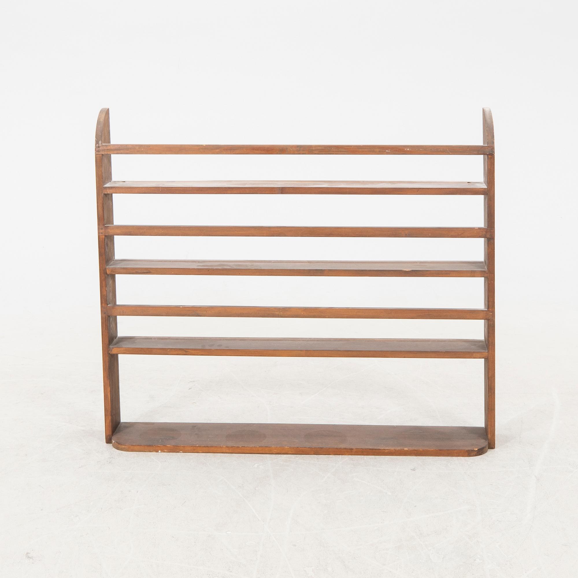 Tallrikshylla 1900-talets mitt.