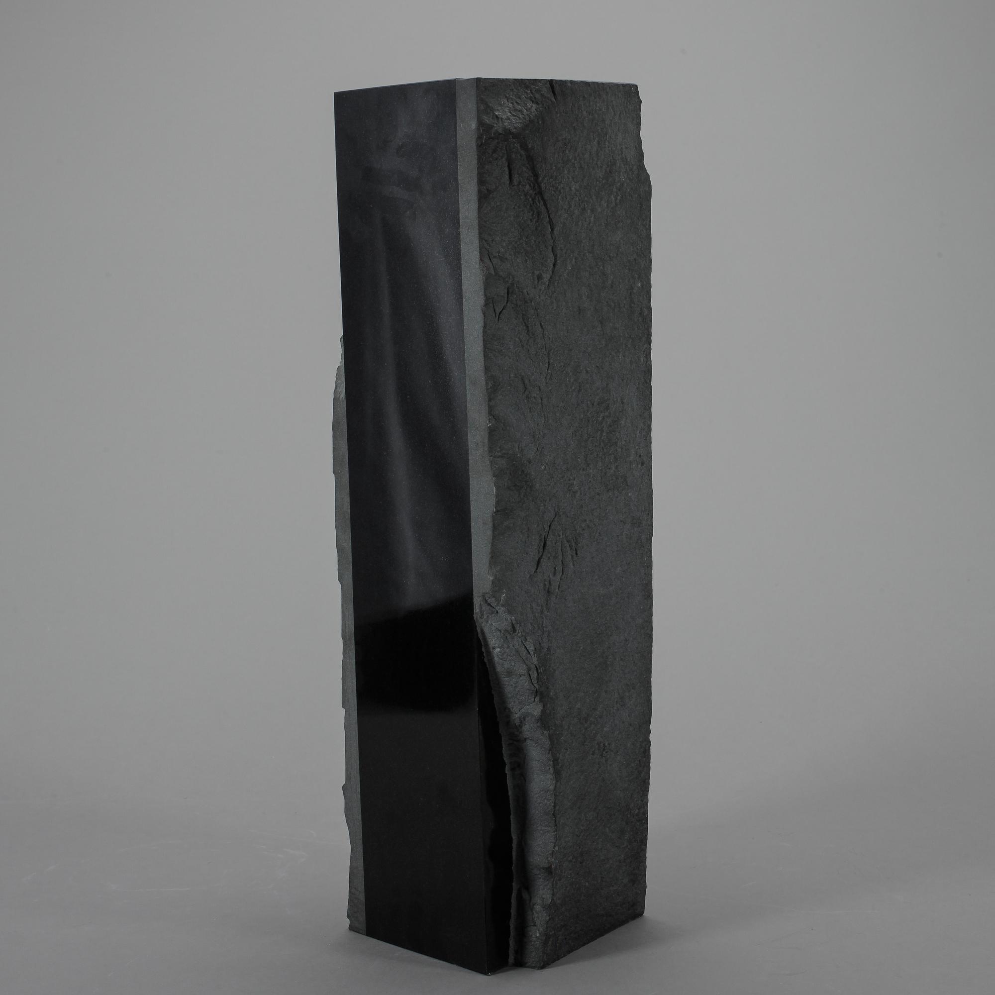 TAKASHI NARAHA. Skulptur, diabas, signerad o märkt 81-B-32.