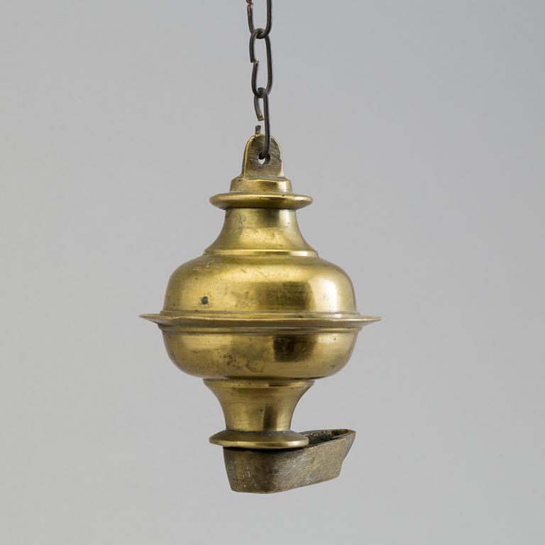 AN 18TH CENTURY BRONZE OIL LAMP.