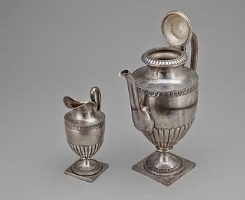 KAFFEKANNA samt MJÖLKKANNA, silver, empirestil, Ludvig Axelson Jr, Stockholm, 1898. Tot vikt ca 662g.